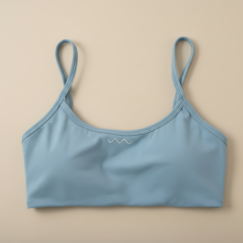 Голубой спортивный топ на кремовом фоне - правильный цвет